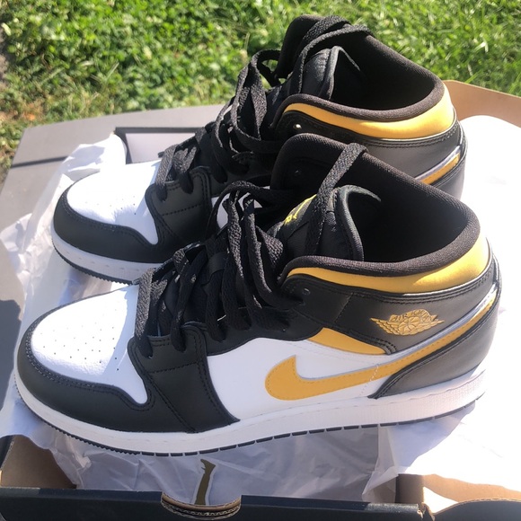 Air Jordan 1 Mid (GS) - Picture 3 of 7